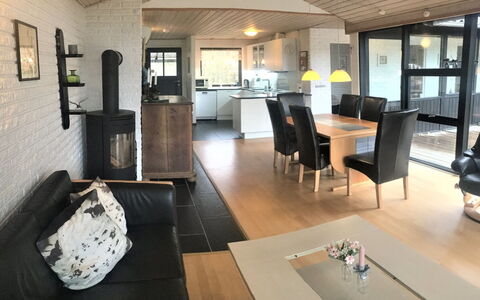 Wilmer - 40Km from the Sea: Roof, Home, Door, Cottage, Shade, Siding, Yard, Estate, Backyard