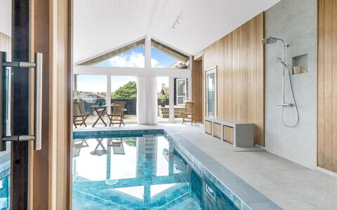 Rauli - 50M from the Sea: Flooring, Floor, Swimming Pool, Ceiling, Natural Material, Hardwood, Resort, Plank, Wood Flooring, Wood Stain