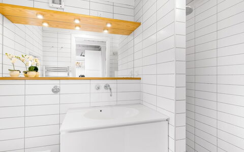 Rauli - 50M from the Sea: Wall, Flooring, Plumbing Fixture, Interior Design, Floor, Sink, Plumbing, Tap, Bathroom, Ceiling