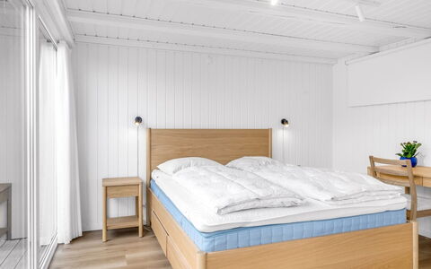 Rauli - 50M from the Sea: Wood, Floor, Flooring, Bedroom, Interior Design, Bed, Furniture, Room, Bedding, Bed Sheet