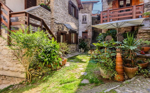 Alla Fontana: Door, Stairs, Flowerpot, Houseplant, Brick, Balcony, Yard, Alley, Driveway, Cobblestone