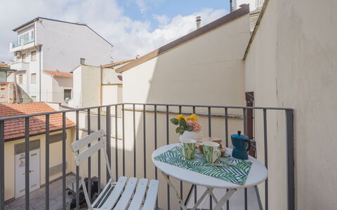Appartamento Amedeo: Cloud, Sky, Plant, Property, Building, Window, Flower, Architecture, Urban Design, Neighbourhood