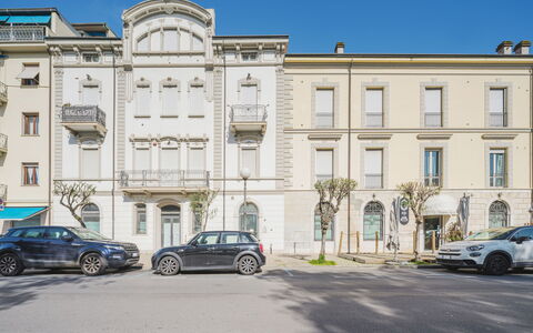 Appartamento Amedeo: Cloud, Sky, Plant, Property, Building, Window, Flower, Architecture, Urban Design, Neighbourhood