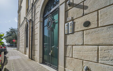 Appartamento Amedeo: Cloud, Sky, Plant, Property, Building, Window, Flower, Architecture, Urban Design, Neighbourhood