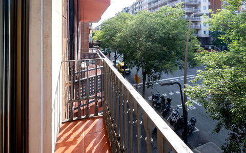 Sants-Montjuïc: Avenida Madrid: Plant, Cloud, Sky, Building, Interior Design, Shade, Table, Tree, Condominium, Residential Area