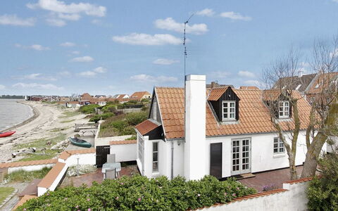 Pauliina - 10M to the Fjord: Building, House, Wall, Window, Roof, Home, Residential Area, Architecture, Facade, Cottage