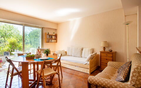 Montfleuri: Furniture, Table, Plant, Wood, Comfort, Interior Design, Houseplant, Flooring, Building, Lamp