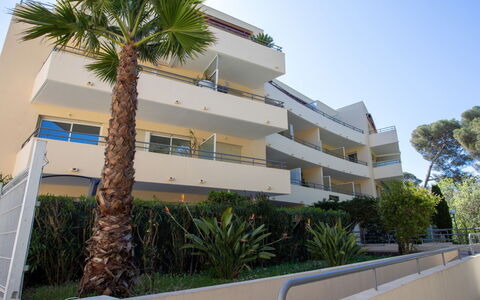 Le Royal Park: Sky, Building, Property, Plant, Tree, Arecales, Urban Design, Window, Residential Area, Facade