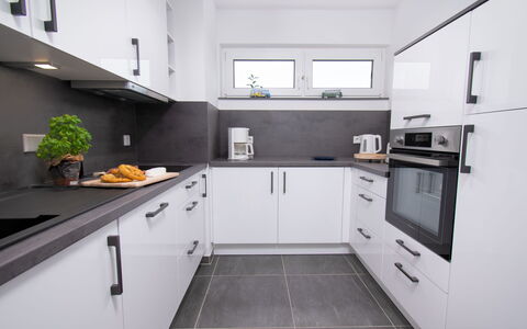 Essen: Cabinetry, Countertop, Property, Kitchen Appliance, Kitchen, Kitchen Stove, Home Appliance, Kitchen Sink, Sink, Interior Design
