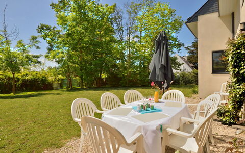 Charme de Kerfago: Sky, Plant, Furniture, Table, Chair, Building, Tree, Outdoor Table, Window, Shade