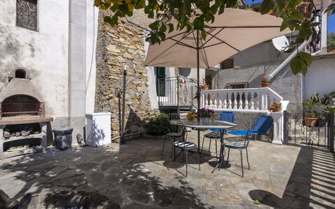 Il Giardino: Water, Building, Cloud, Plant, Property, Daytime, Sky, Azure, Tree, House