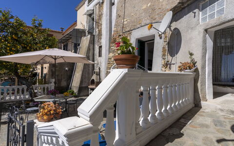 Il Giardino: Water, Building, Cloud, Plant, Property, Daytime, Sky, Azure, Tree, House