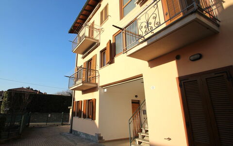 Il Castello: Wall, Building, Window, Facade, Residential Area, Home, Architecture, Neighbourhood, Town, House