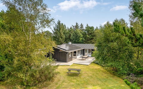 Orvokki - 125M from the Sea: House, Roof, Home, Cottage, Shed, Garden Buildings, Siding, Yard, Log Cabin, Hut