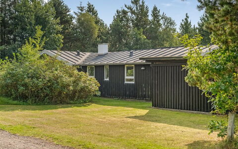 Orvokki - 125M from the Sea: Shrub, Home, Cottage, Groundcover, Garden, Garden Buildings, Siding, Estate, Lawn, Yard
