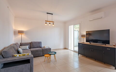Le Cyrnos: Furniture, Property, Cabinetry, Table, Couch, Building, Television, Interior Design, Houseplant, Living Room