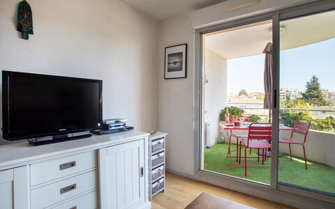 Le Lagon Bleu: Furniture, Property, Cabinetry, Comfort, Plant, Interior Design, Living Room, Drawer, Television, Flooring