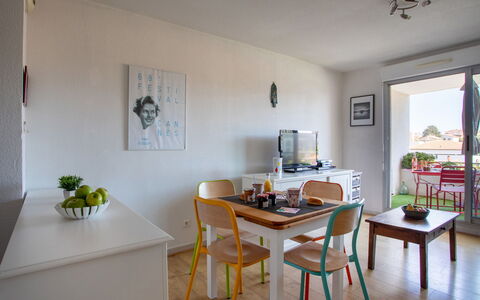 Le Lagon Bleu: Table, Furniture, Property, Houseplant, Chair, Plant, Interior Design, Wood, Picture Frame