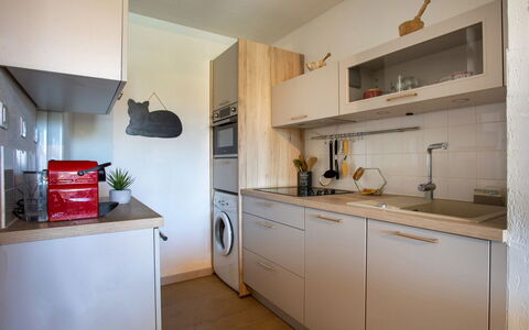 Le Lagon Bleu: Cabinetry, Property, Countertop, Wood, Interior Design, Kitchen, Building, Architecture, Kitchen Stove, Sink