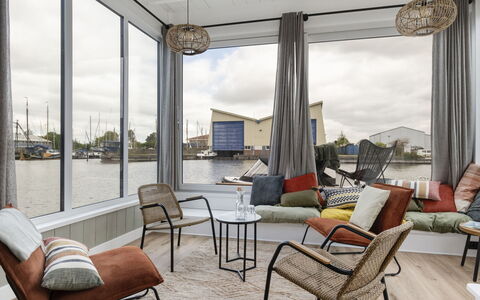 Harboursuite 2 Incl. Motorboot: Furniture, Property, Building, Couch, Window, Chair, Table, Comfort, Sky, Shade