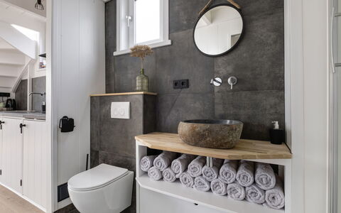 Harboursuite 2 Incl. Motorboot: Mirror, Property, Plumbing Fixture, Interior Design, Bathroom, Sink, Lighting, Architecture, Bathroom Sink, Bathroom Cabinet