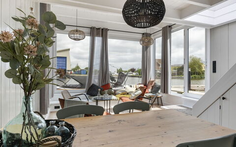 Harboursuite 2 Incl. Motorboot: Table, Furniture, Plant, Property, Chair, Window, Shade, Interior Design, Houseplant, Wood