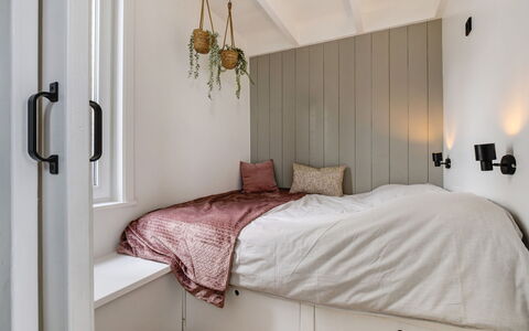 Harboursuite 2 Incl. Motorboot: Furniture, Property, Comfort, Wood, Building, Bed Frame, Interior Design, Shade, Floor, House