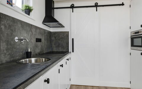 Harboursuite 2 Incl. Motorboot: Cabinetry, Sink, Countertop, Building, Tap, Kitchen Sink, Kitchen, Plant, Houseplant, Plumbing Fixture