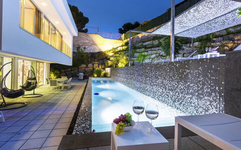 Nathalie: Table, Furniture, Building, Plant, Sky, Azure, Shade, Urban Design, Flowerpot, House