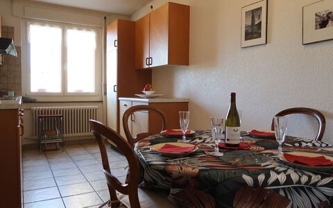 Pérolles: Table, Furniture, Property, Building, Window, Wood, Textile, Chair, Bottle, Interior Design