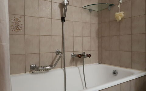 Pérolles: Bathtub, Plumbing Fixture, Shower Head, Tap, Bathroom, Shower, Interior Design, Floor, Shower Bar