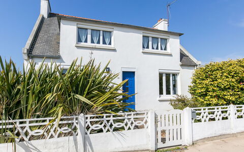 Chez Pascaline: Sky, Building, Plant, Window, Property, House, Fence, Tree, Cottage, Residential Area
