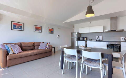 Rak: Table, Furniture, Chair, Shade, Tablecloth, Real Estate, Wood, Tree, Outdoor Furniture, Leisure
