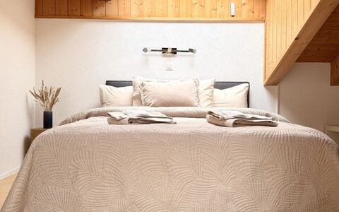 Penthouse Victoria'S Home im Haus Judith: Furniture, Interior Design, Bedroom, Bed, Wood, Flooring, Floor, Ceiling, Lighting, Linens