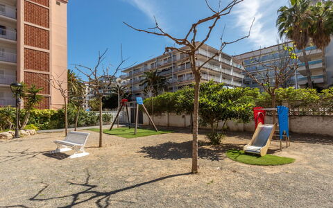 Arquus: Cloud, Plant, Building, Sky, Window, Land Lot, Urban Design, Shade, Tree, Neighbourhood
