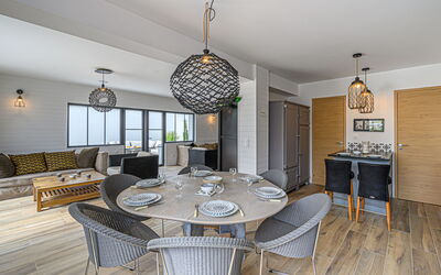 L'Atelier D'Artiste 126.2: Table, Furniture, Property, Window, Chair, Wood, Interior Design, Living Room, Floor, Flooring
