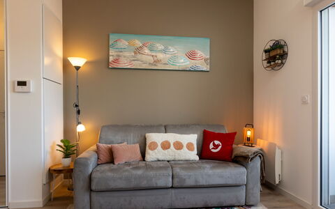 Résidence de L'Hermine: Furniture, Interior Design, Couch, Flooring, Floor, Wall, Room, Living Room, Wood, Home