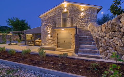 Jerini the Barn: Plant, Property, Building, Natural Landscape, Tree, Land Lot, House, Cottage, Landscape, Residential Area