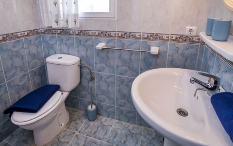 Casa Petra: Toilet Seat, Bathroom, Plumbing Fixture, Toilet, Bathroom Sink, Sink, Flooring, Floor, Tap, Interior Design