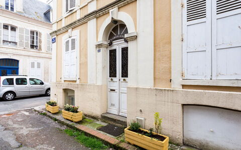La Batelière: Table, Property, Furniture, Sky, Plant, Building, Chair, Azure, Cloud, Shade