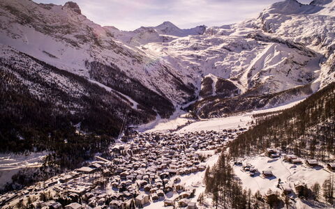 Cristal: Sky, Cloud, Mountain, Snow, Highland, Natural Landscape, Slope, Plant, Landscape, Glacial Landform