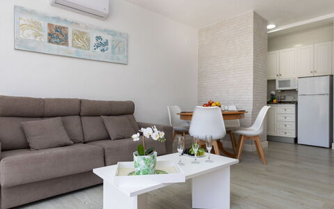 Peñismar i: Table, Furniture, Property, Couch, Comfort, Interior Design, Living Room, Studio Couch, Picture Frame