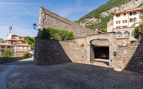 Tremezzina 606: Sky, Cloud, Property, Building, Plant, Window, Road Surface, Flooring, Rural Area, House