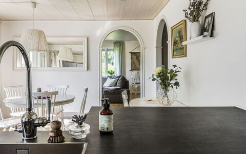 Ryedal: Picture Frame, Property, Building, Plant, Houseplant, Flowerpot, Lighting, Interior Design, Wood, Table