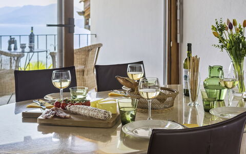 Porta: Table, Tableware, Furniture, Food, Dishware, Tablecloth, Interior Design, Plate, Wine Glass, Stemware