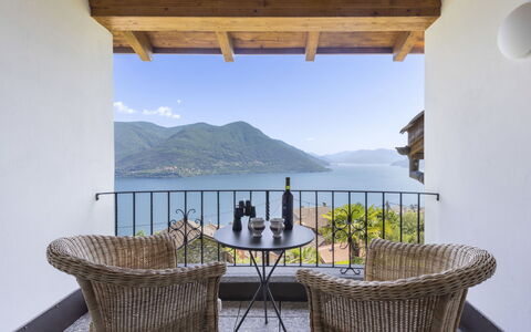 Porta: Table, Sky, Property, Furniture, Azure, Chair, Wood, Outdoor Furniture, Shade, Lighting