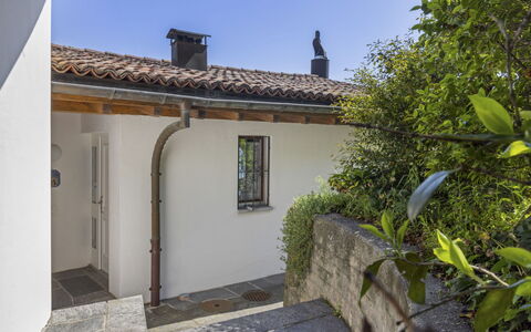 Porta: Building, Plant, Sky, Window, House, Land Lot, Door, Cottage, Road Surface