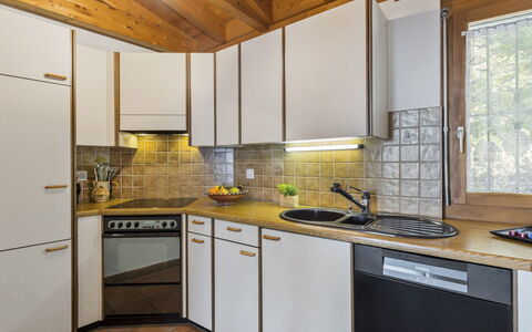 Porta: Cabinetry, Kitchen Sink, Countertop, Property, Sink, Window, Kitchen, Tap, Wood, Kitchen Stove