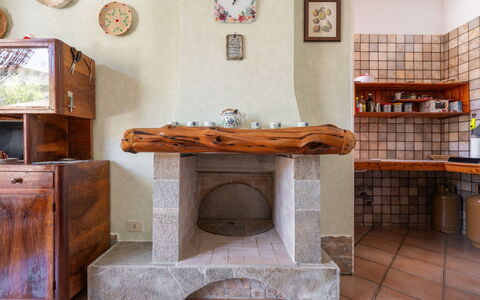 Luli: Furniture, Picture Frame, Building, Wood, Architecture, Table, Flooring, Living Room, Floor, House