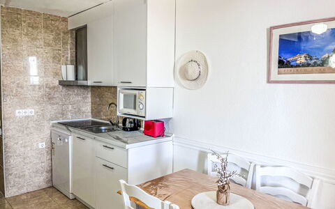 Eurhostal - Seaview: Interior Design, Furniture, Flooring, Kitchen, Wood, Major Appliance, Floor, Kitchen Appliance, Countertop, Room